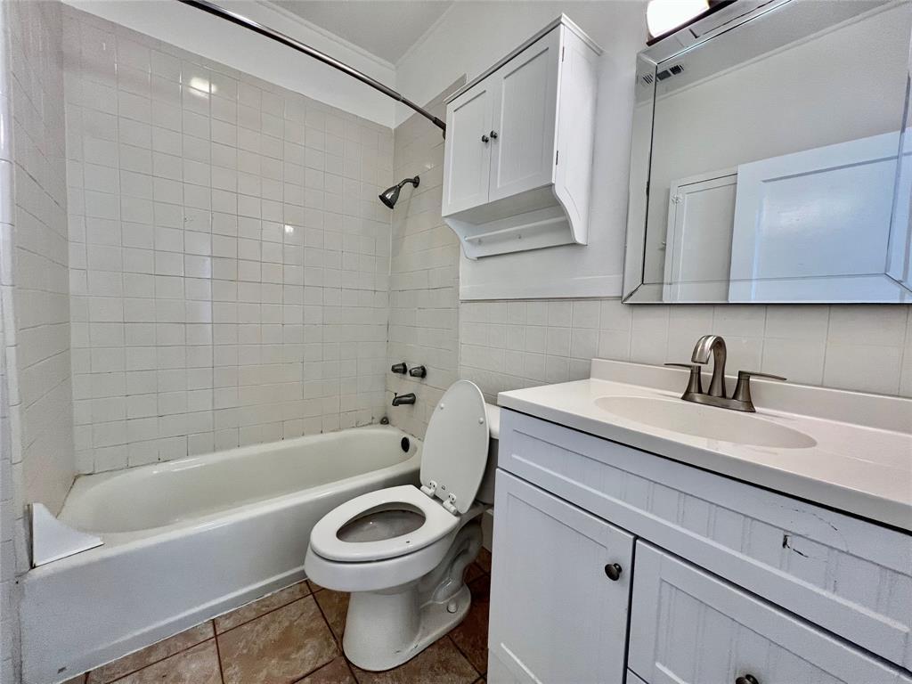 207 West 45th Street, Unit B Austin, TX 78751 - Photo 10 of 10 a bathroom with a sink a toilet and a bathtub