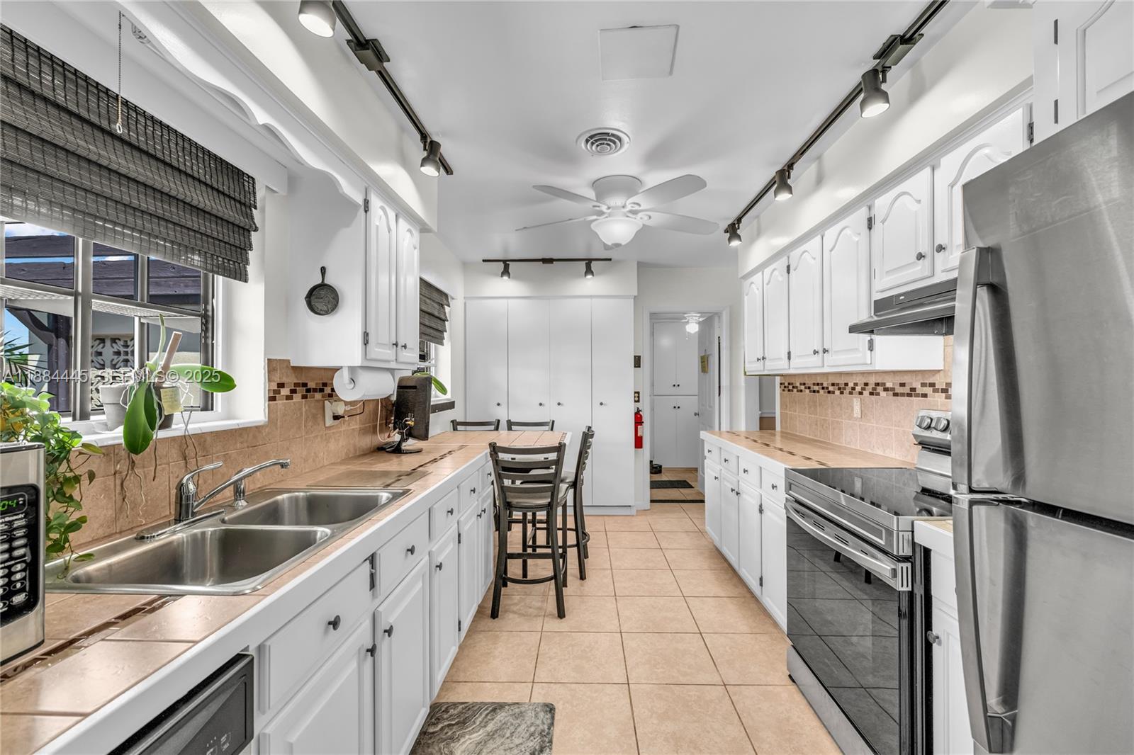 421 Southwest 64th Way Pembroke Pines, FL 33023 - Photo 8 of 34