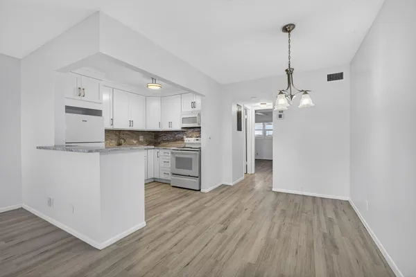 $2,100 | 100 Shore Court, Unit 307, North Palm Beach, FL 33408