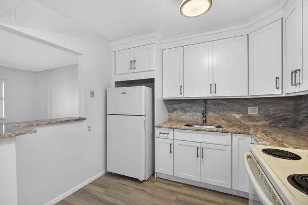 $2,100 | 100 Shore Court, Unit 307, North Palm Beach, FL 33408