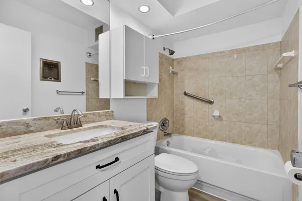 $2,100 | 100 Shore Court, Unit 307, North Palm Beach, FL 33408