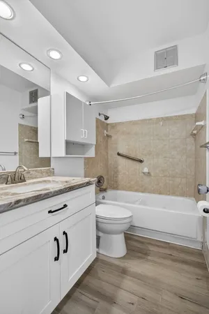 $2,100 | 100 Shore Court, Unit 307, North Palm Beach, FL 33408