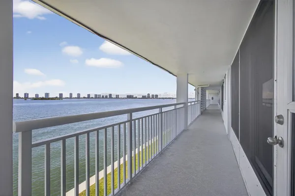 $2,100 | 100 Shore Court, Unit 307, North Palm Beach, FL 33408