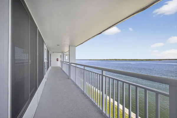 $2,100 | 100 Shore Court, Unit 307, North Palm Beach, FL 33408