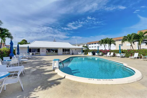 $2,100 | 100 Shore Court, Unit 307, North Palm Beach, FL 33408
