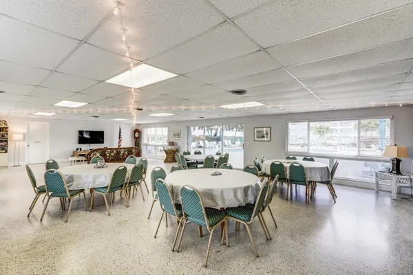 $2,100 | 100 Shore Court, Unit 307, North Palm Beach, FL 33408