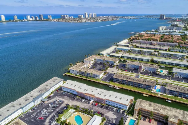 $2,100 | 100 Shore Court, Unit 307, North Palm Beach, FL 33408