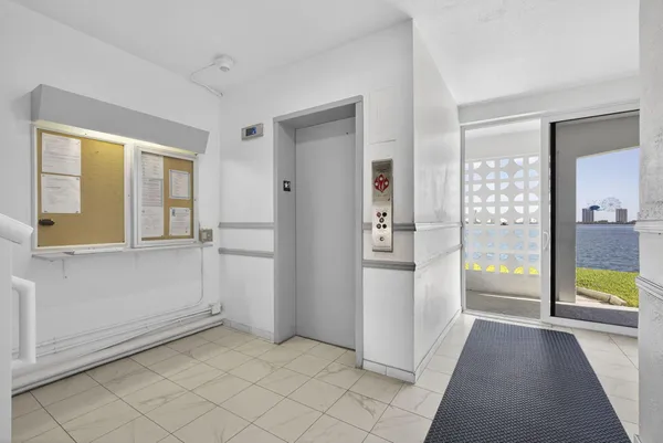 $2,100 | 100 Shore Court, Unit 307, North Palm Beach, FL 33408