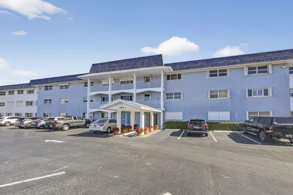 $2,100 | 100 Shore Court, Unit 307, North Palm Beach, FL 33408