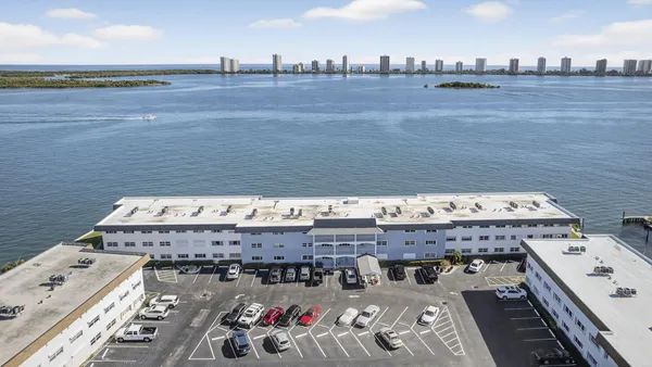 $2,100 | 100 Shore Court, Unit 307, North Palm Beach, FL 33408