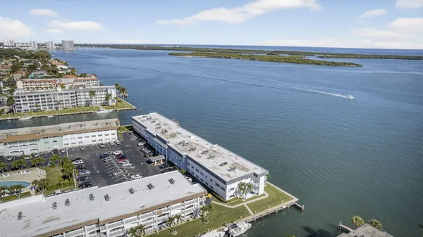 $2,100 | 100 Shore Court, Unit 307, North Palm Beach, FL 33408