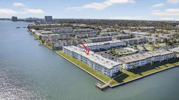 $2,100 | 100 Shore Court, Unit 307, North Palm Beach, FL 33408