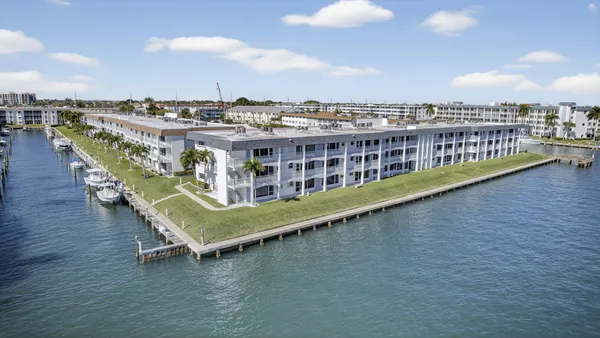 $2,100 | 100 Shore Court, Unit 307, North Palm Beach, FL 33408