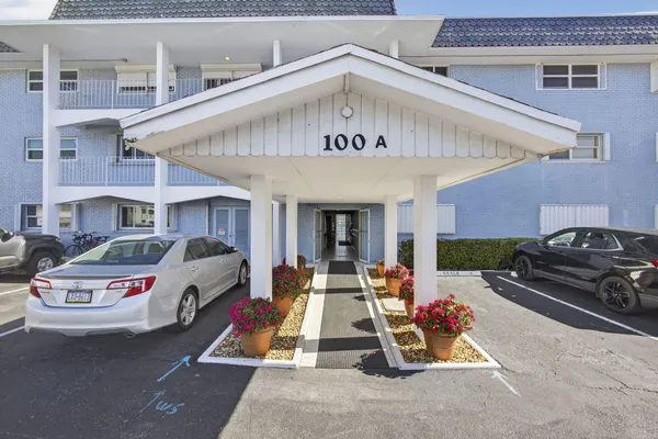 $2,100 | 100 Shore Court, Unit 307, North Palm Beach, FL 33408