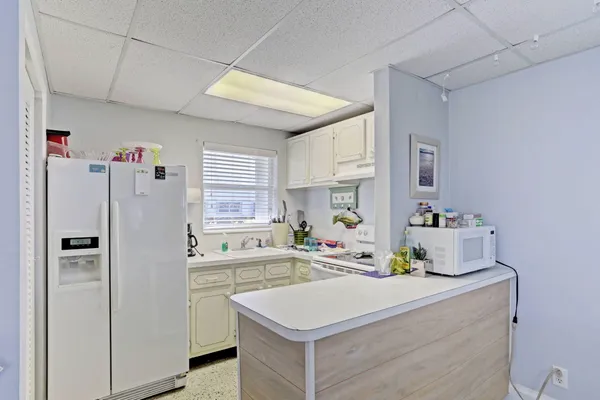$2,100 | 100 Shore Court, Unit 307, North Palm Beach, FL 33408