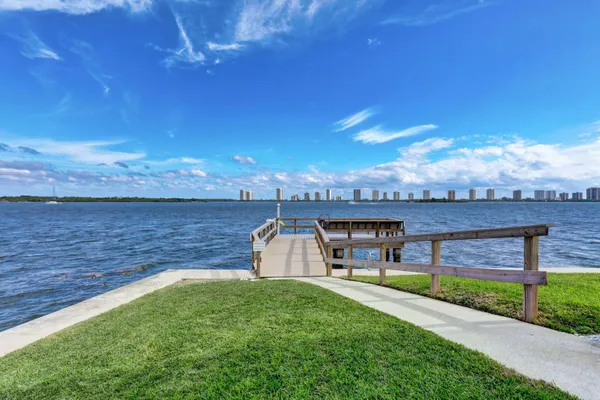 $2,100 | 100 Shore Court, Unit 307, North Palm Beach, FL 33408