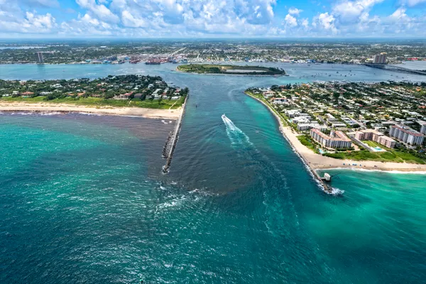 $2,100 | 100 Shore Court, Unit 307, North Palm Beach, FL 33408