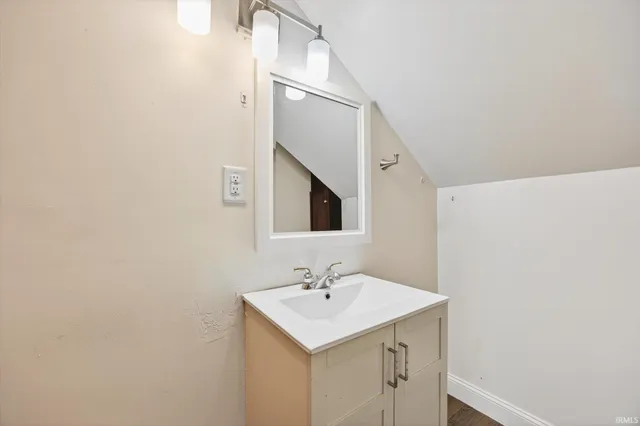 $1,500 | 110 West 6th Street, Unit 4, Bloomington, IN 47404