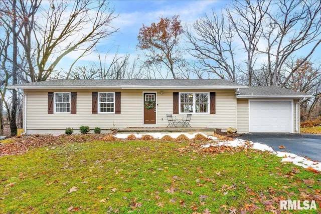 $249,900 | 104 Hawthorne Court, Dahinda, IL 61428