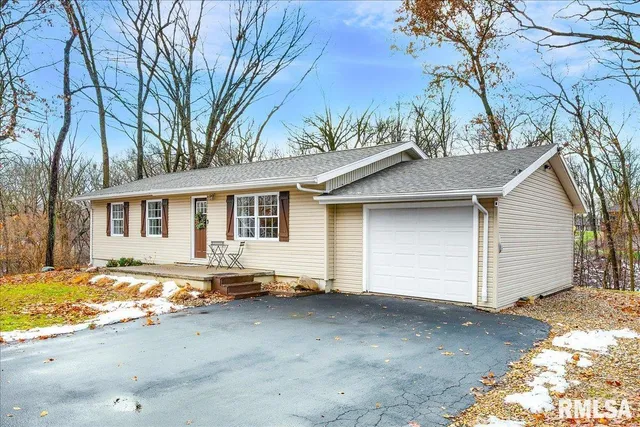 $249,900 | 104 Hawthorne Court, Dahinda, IL 61428