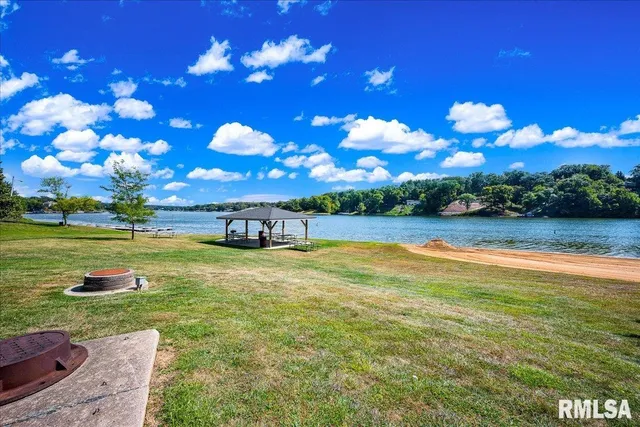 $249,900 | 104 Hawthorne Court, Dahinda, IL 61428