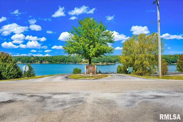 $249,900 | 104 Hawthorne Court, Dahinda, IL 61428