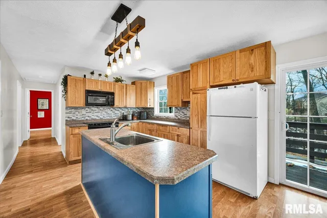 $249,900 | 104 Hawthorne Court, Dahinda, IL 61428