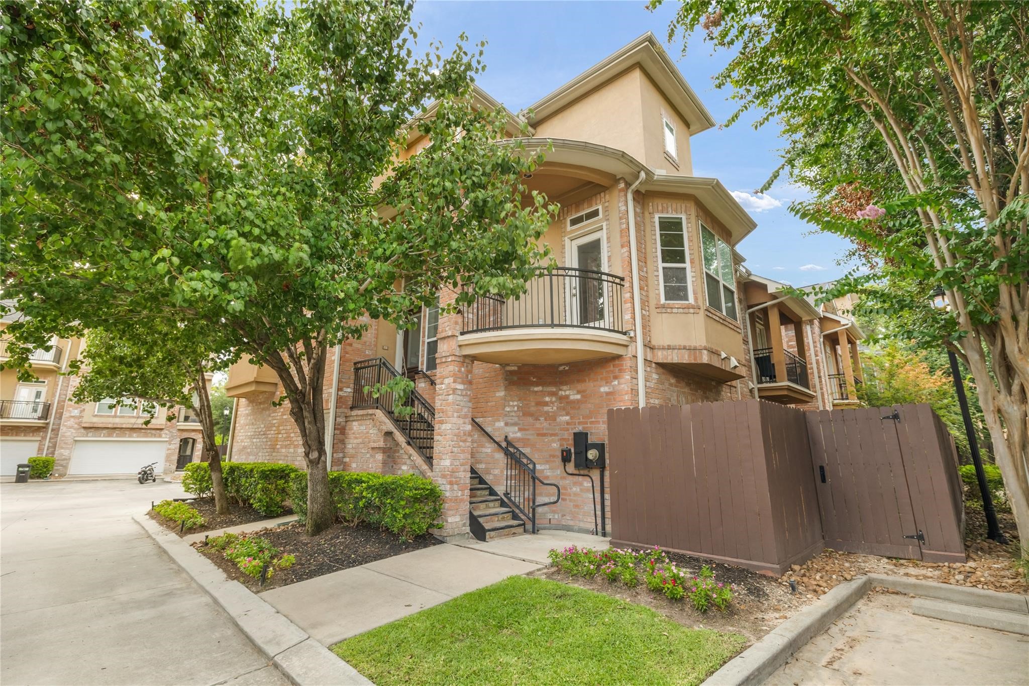 53 Versante Court Houston, TX 77070 - Photo 3 of 30 front view of house with a yard