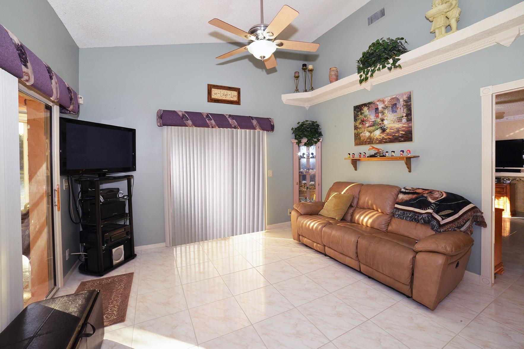 10684 Plainview Circle Boca Raton, FL 33498 - Photo 10 of 22 Living Room