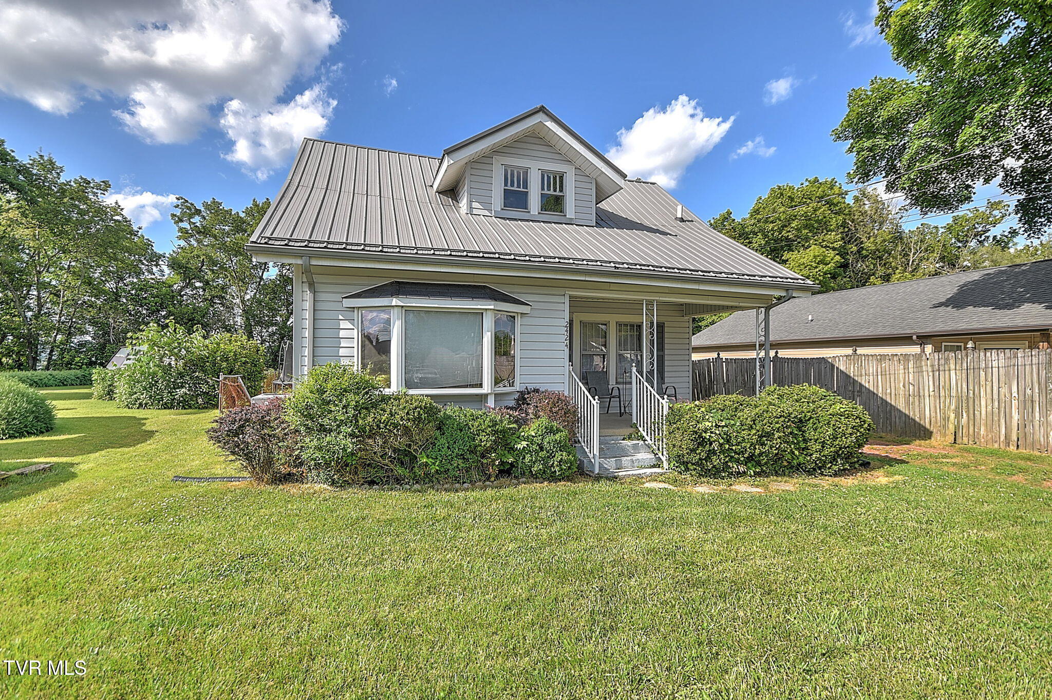 2424 Overlook Road Kingsport, TN 37664 - Photo 2 of 33 2-web-or-mls-2424 Overlook MC-3