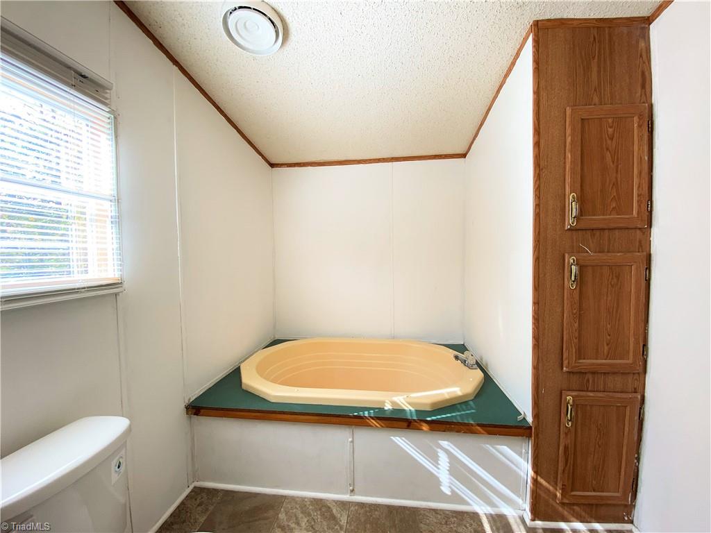 275 Reginald Road Mayodan, NC 27027 - Photo 18 of 43 Primary bath with garden tub