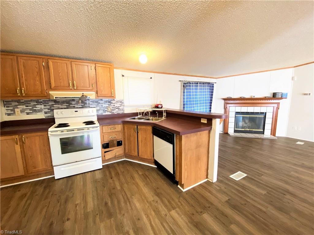 275 Reginald Road Mayodan, NC 27027 - Photo 10 of 43 Kitchen open to Den