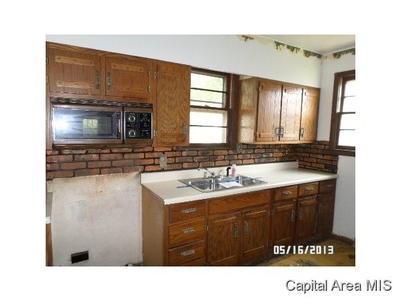 1374 North Oakland Avenue Decatur, IL 62526 - Photo 5 of 10 Gallery Image 5