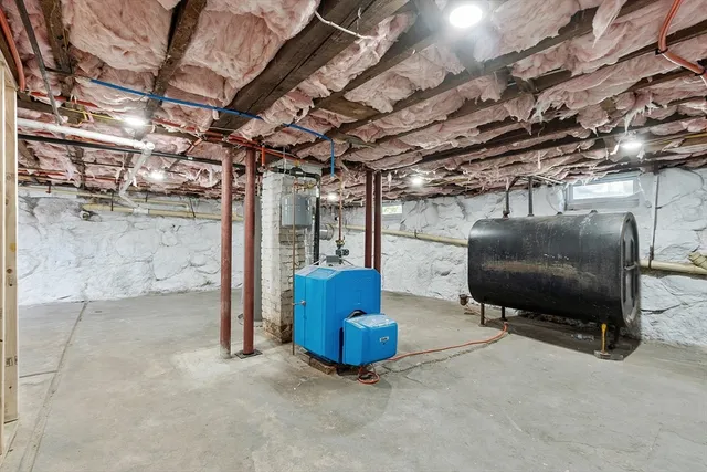 a view of livingroom with furniture