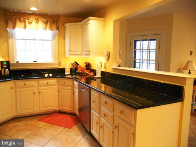 7111 Bristol Road Baltimore, MD 21212 - Photo 8 of 26 Kitchen with granite countera