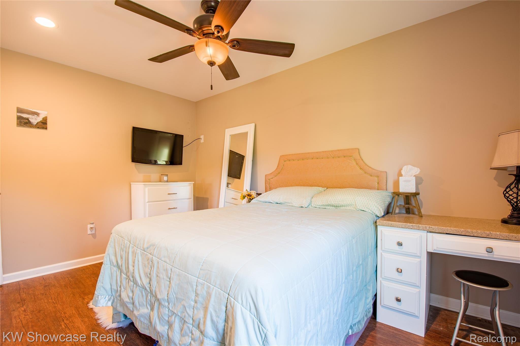 8109 Hogan Road Fenton, MI 48430 - Photo 14 of 23 8109 Hogan HDR20.jpg