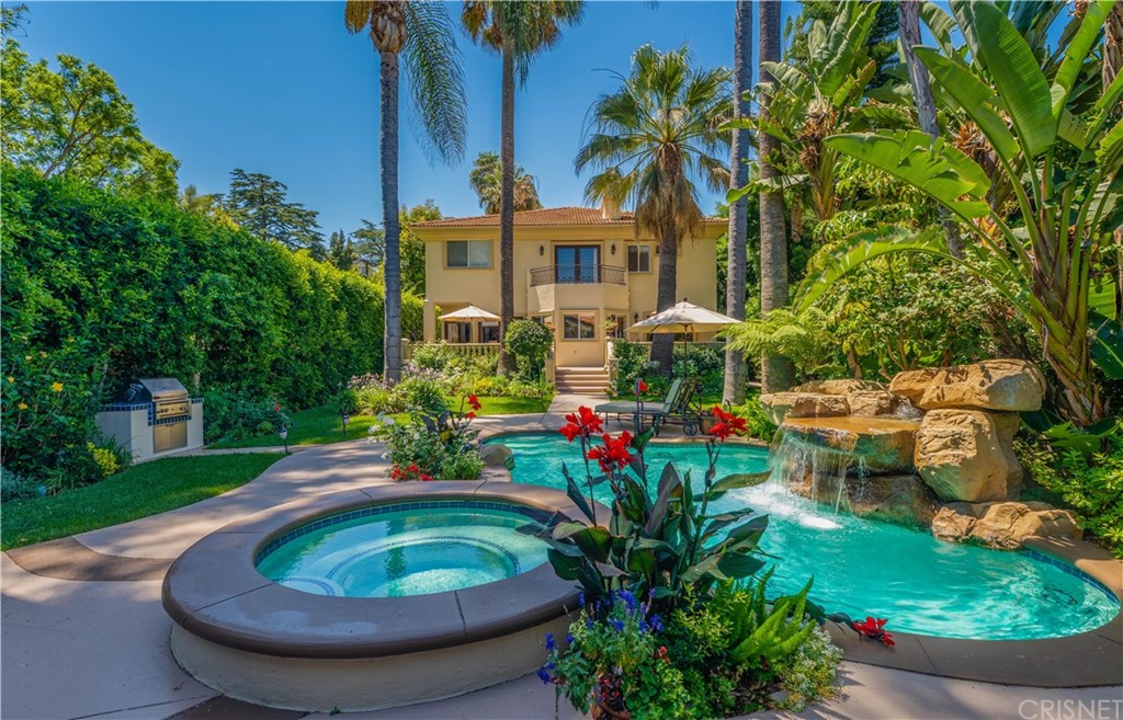 15237 Sutton Street Sherman Oaks, CA 91403 - Photo 26 of 31 a view of a swimming pool with an outdoor seating