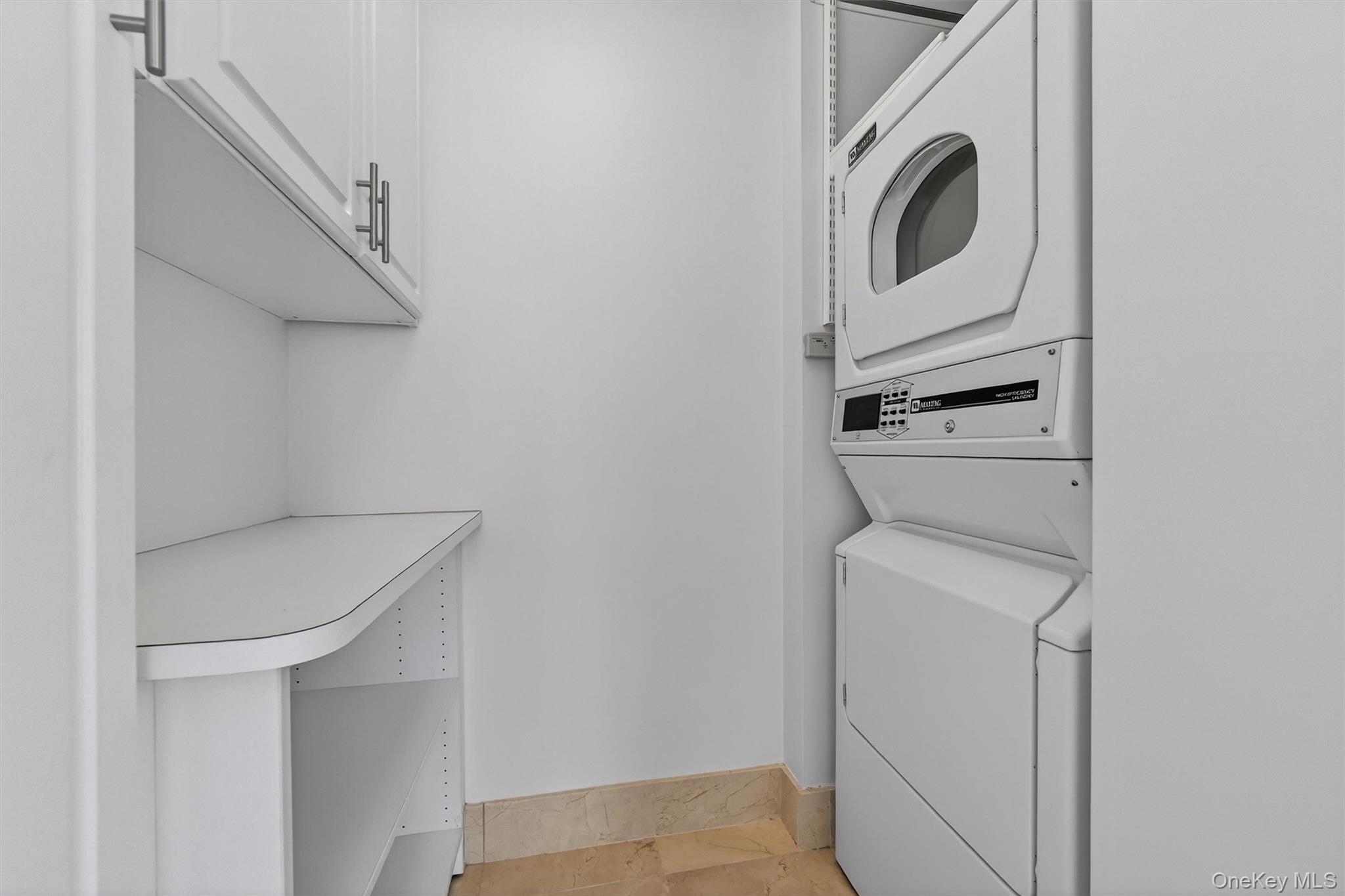 1 Renaissance Square, Unit V4E White Plains, NY 10601 - Photo 19 of 26 Washer & Dryer In Unit