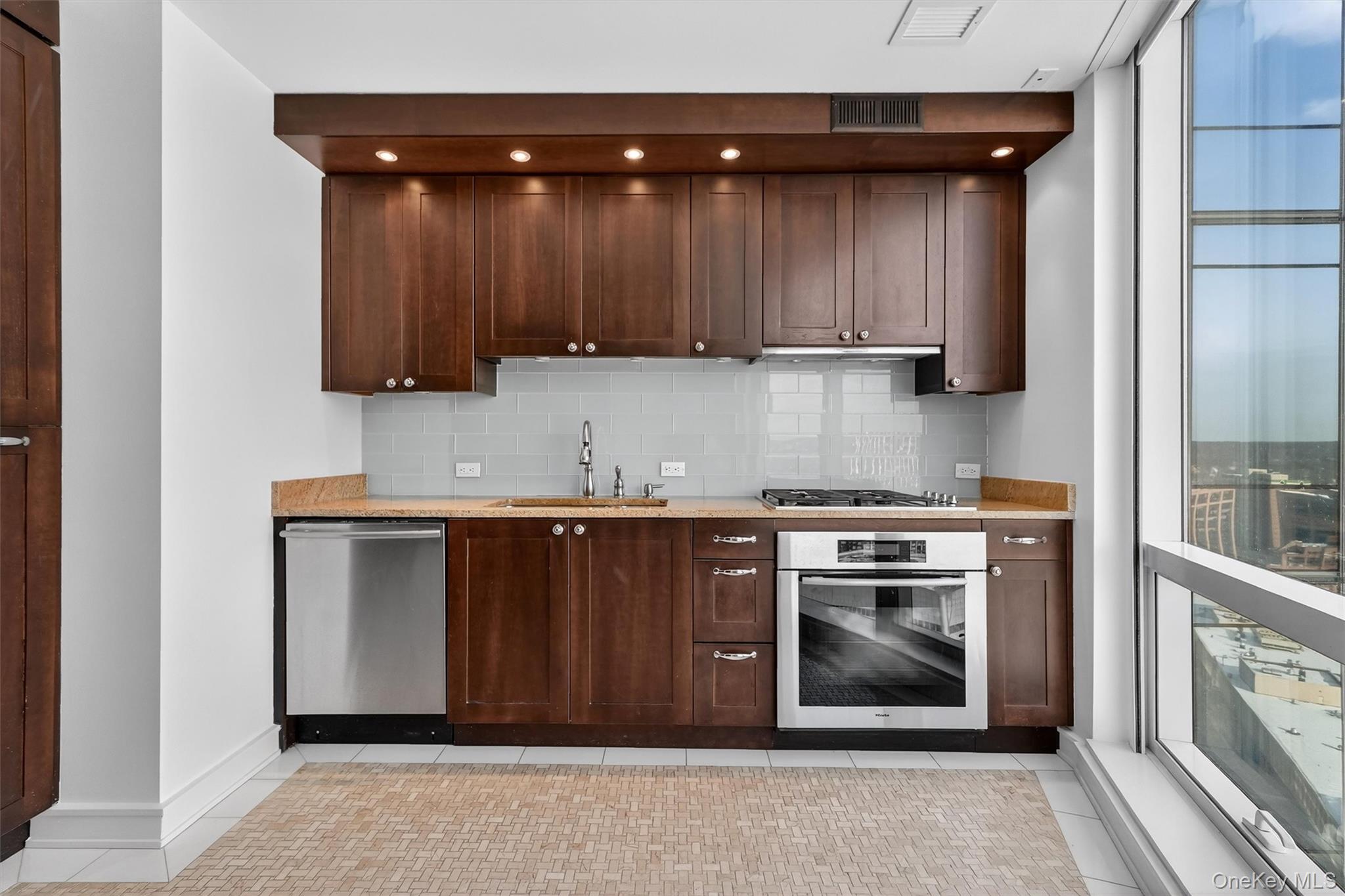 1 Renaissance Square, Unit V4E White Plains, NY 10601 - Photo 3 of 26 Kitchen