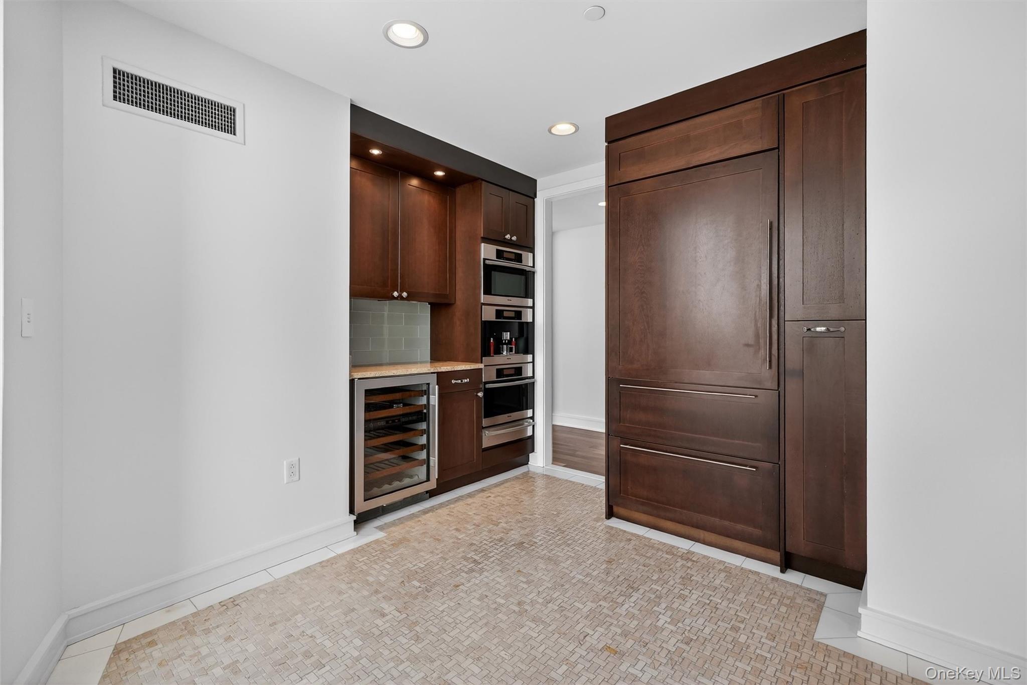 1 Renaissance Square, Unit V4E White Plains, NY 10601 - Photo 4 of 26 Kitchen