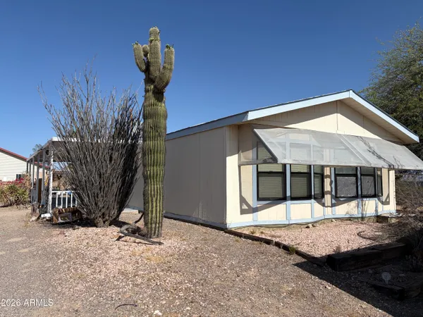 a view of a house with backyard