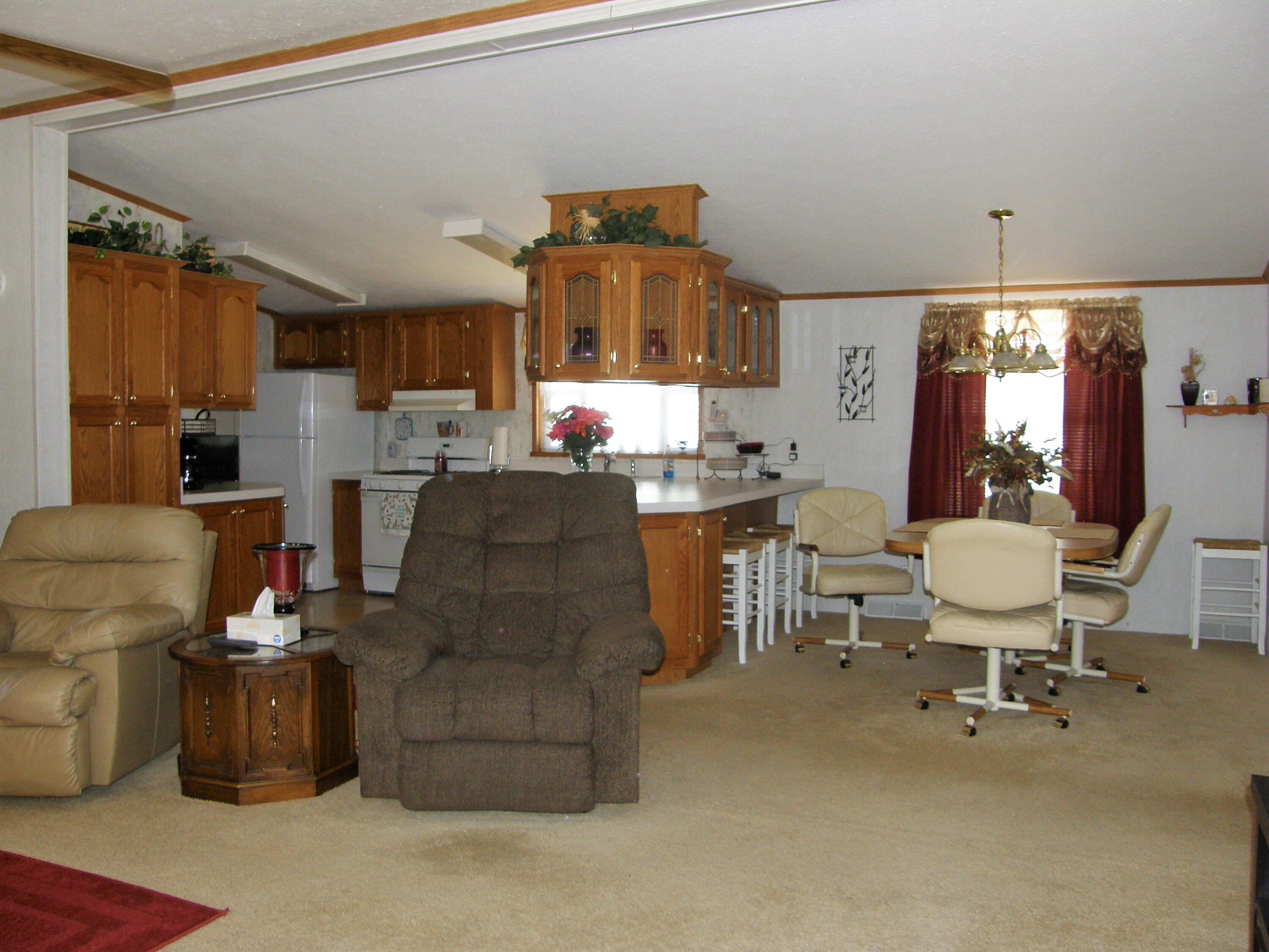 2006 Ontario Road, Unit 148 Niles, MI 49120 - Photo 13 of 47 148_13_LivingRm
