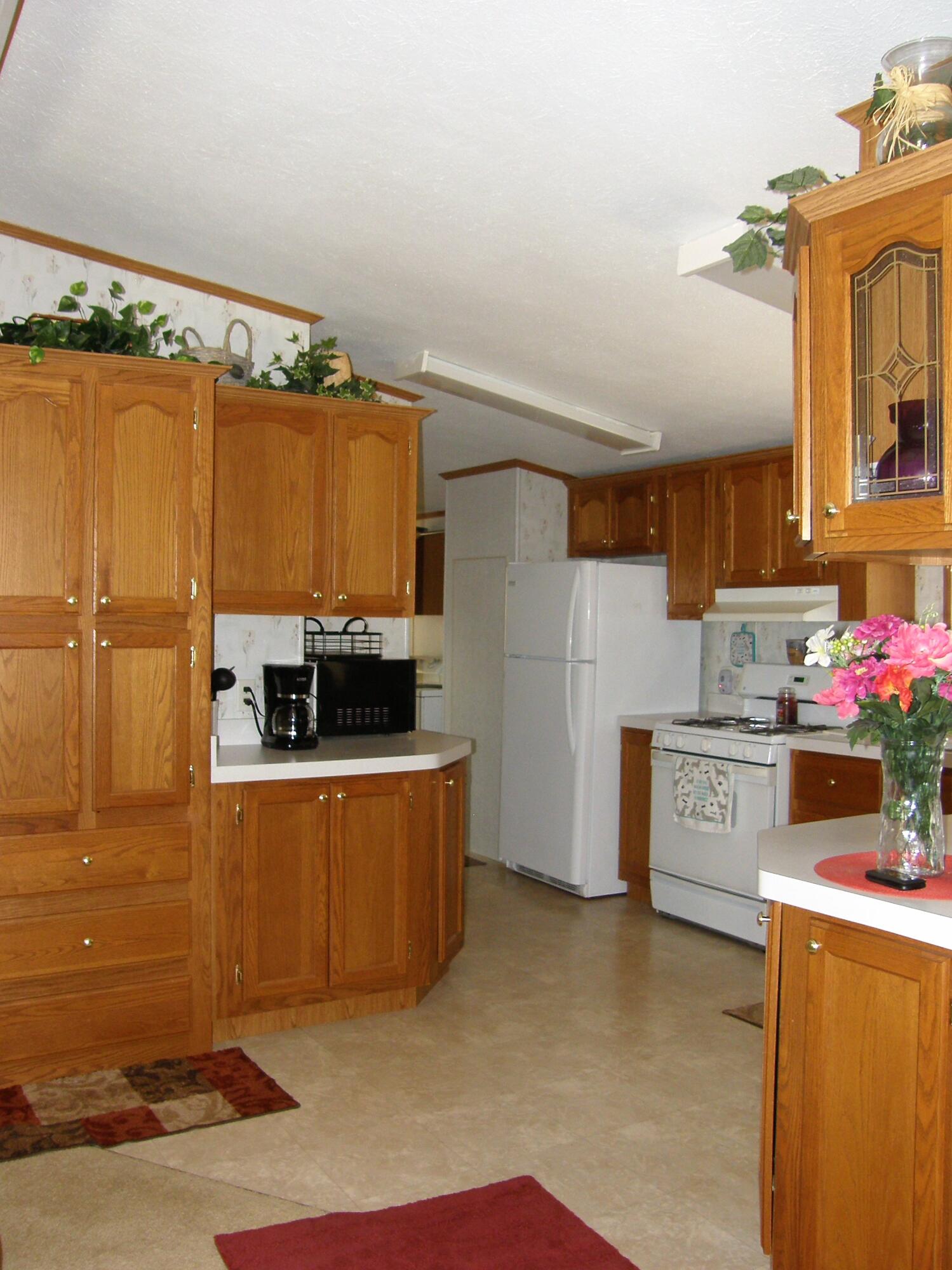 2006 Ontario Road, Unit 148 Niles, MI 49120 - Photo 17 of 47 148_17_Kitchen