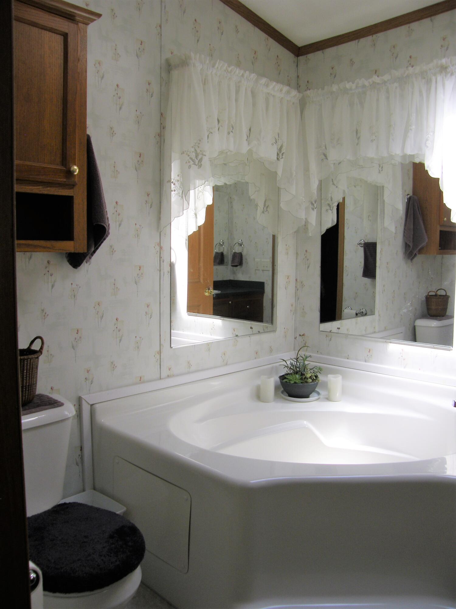 2006 Ontario Road, Unit 148 Niles, MI 49120 - Photo 28 of 47 148_28_MainEnSuiteBath