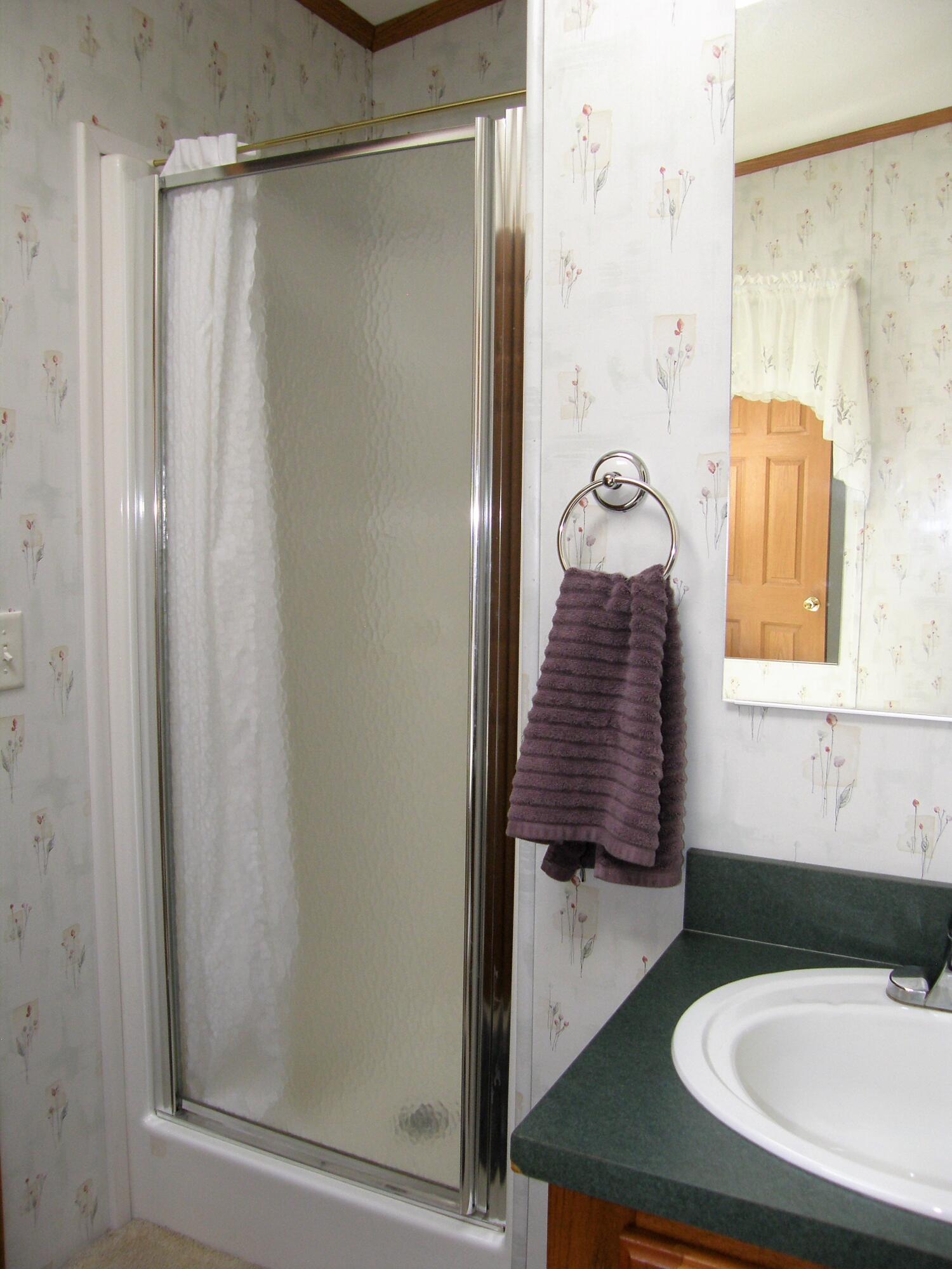 2006 Ontario Road, Unit 148 Niles, MI 49120 - Photo 30 of 47 148_30_MainEnSuiteBath