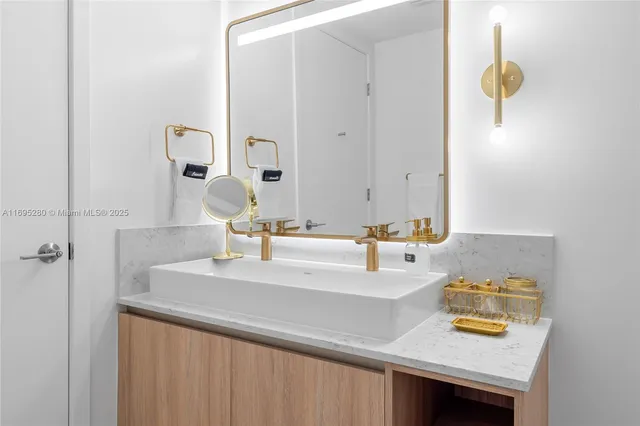 $4,500 | 159 Northeast 6th Street, Unit 2704, Miami, FL 33132