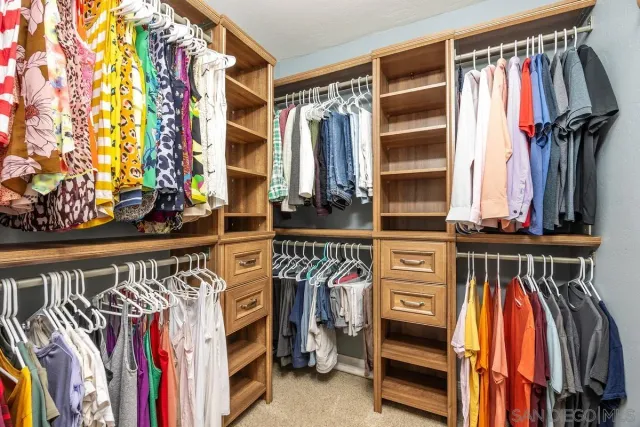 a view of entryway and kitchen