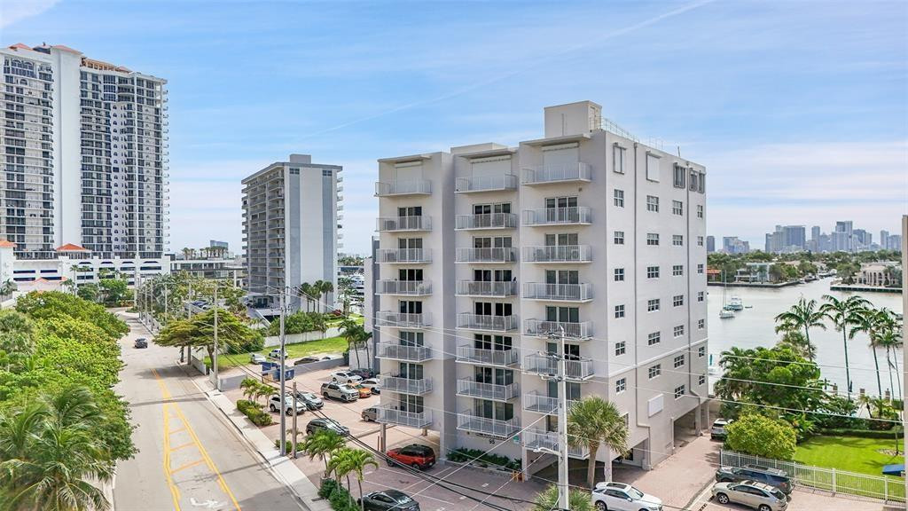 95 North Birch Road, Unit 301 Fort Lauderdale, FL 33304 - Photo 33 of 54 FRONT OF BOUTIQUE HIGH-RISE