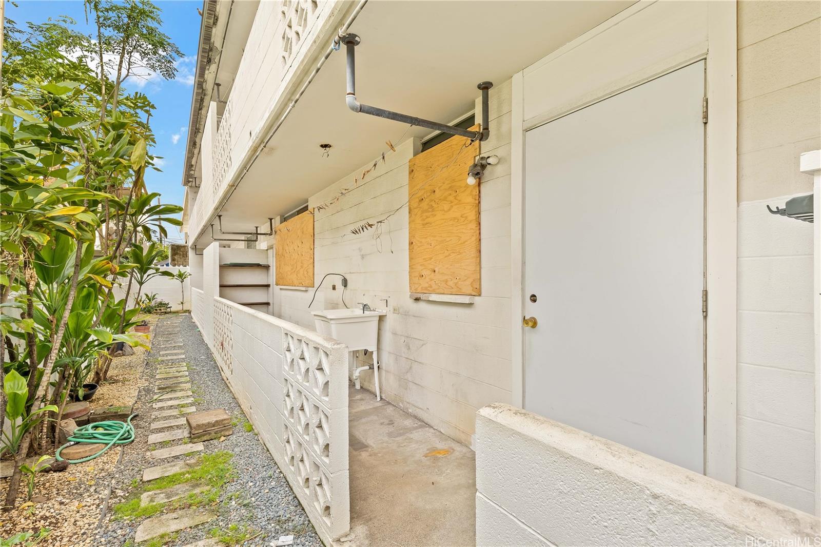 910 Factory Street Honolulu, HI 96819 - Photo 14 of 19 a view of stairs