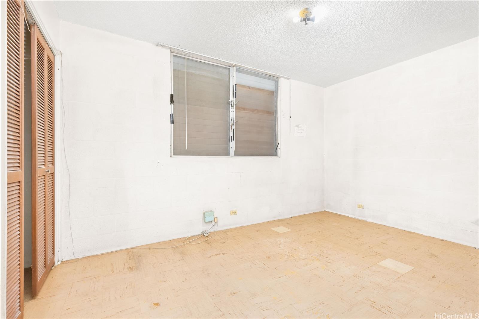 910 Factory Street Honolulu, HI 96819 - Photo 17 of 19 an empty room with a window